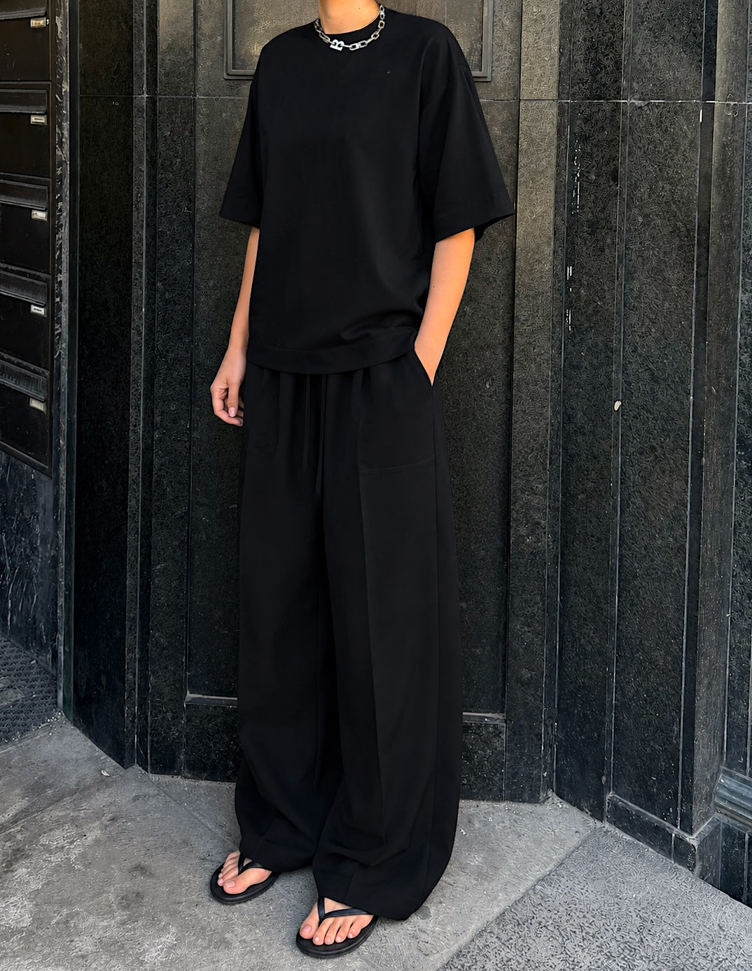 DEIA TEE | black