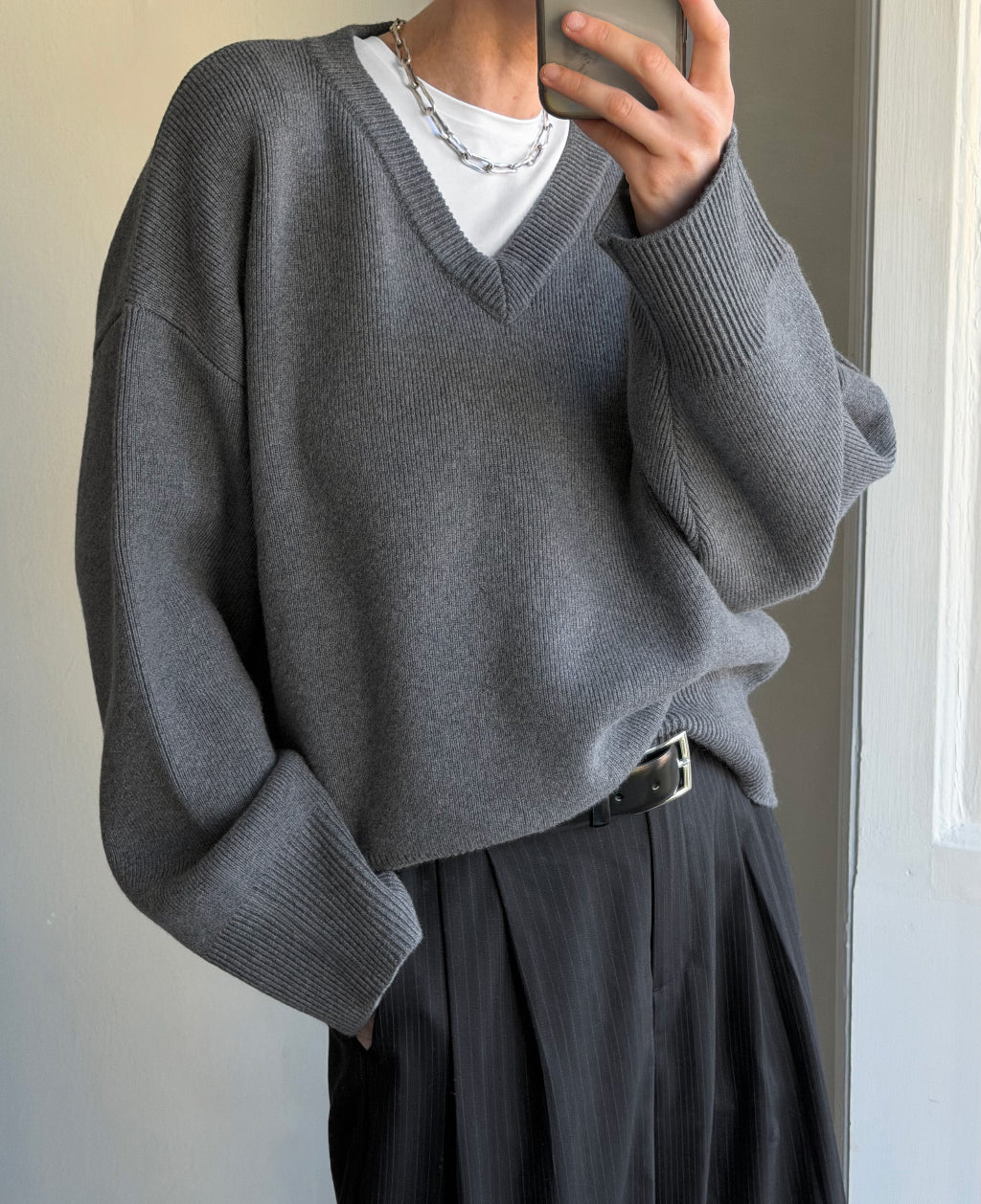 SADE V-NECK SWEATER | graphite