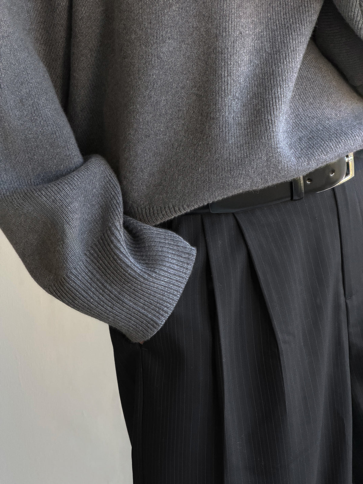 SADE V-NECK SWEATER | graphite