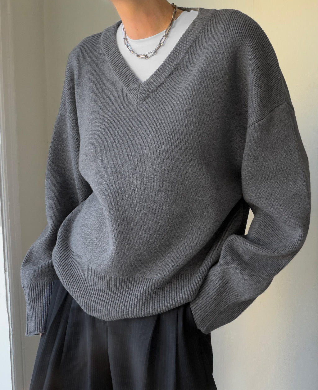 SADE V-NECK SWEATER | graphite