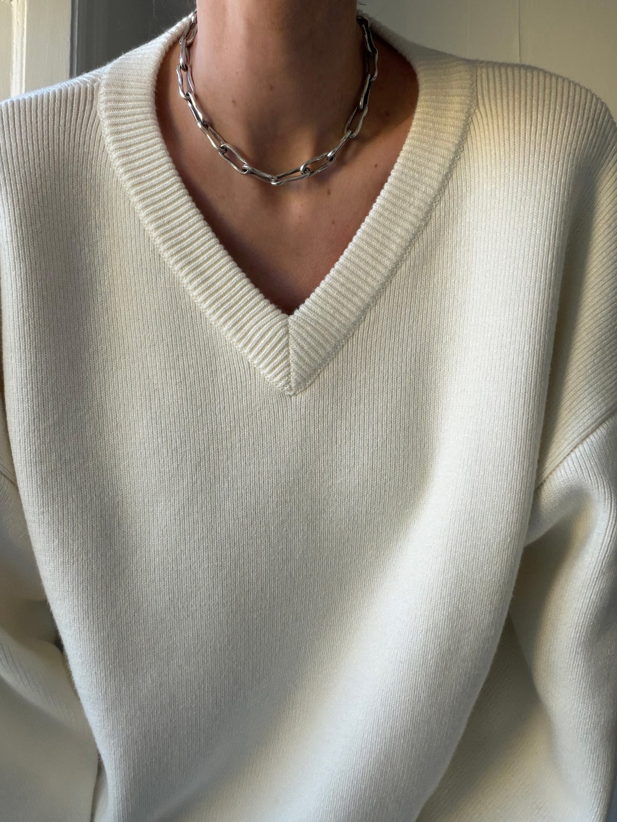SADE V-NECK SWEATER | porcelain